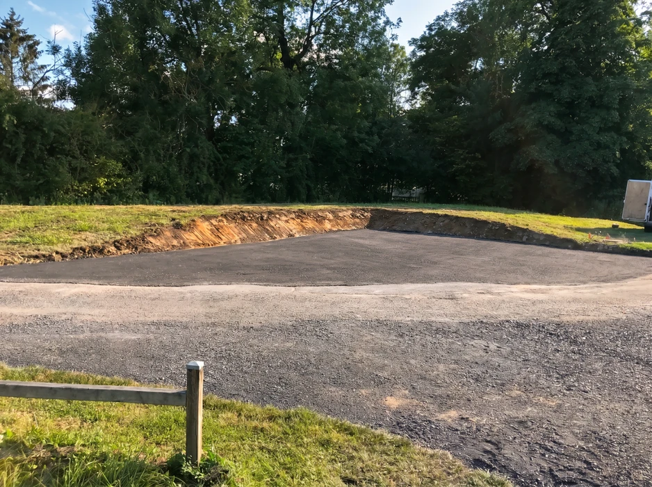 Chantier extérieur de terrassement et pavage