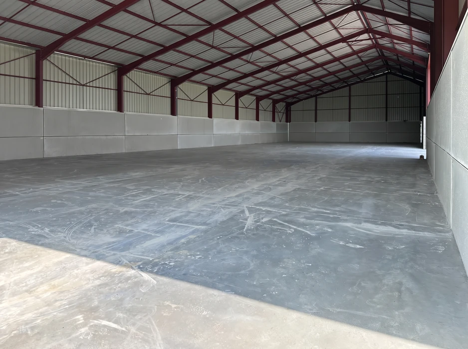 Intérieur vide d'un grand bâtiment industriel de type hangar agricole ou entrepôt