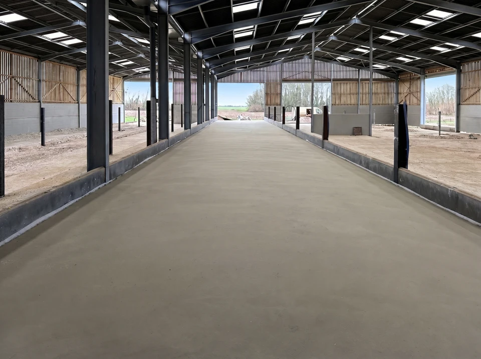 Vue a&eacute;rienne ou de perspective d'une plateforme agricole en b&eacute;ton, avec zone de stockage bien d&eacute;limit&eacute;e, murs de sout&egrave;nement en b&eacute;ton ou cl&ocirc;ture professionnelle, montrant l'infrastructure fonctionnelle pour exploitation agricole. La plateforme doit &ecirc;tre claire, propre, et montrer clairement son usage agricole ou agro-industriel sans personnages.