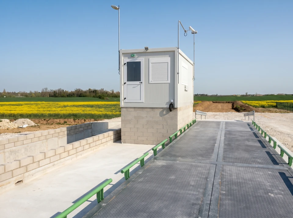 Chantier de construction extérieur avec éléments préfabriqués en béton armé disposés sur site