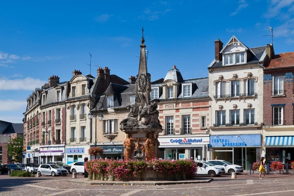 Photographie a&eacute;rienne ou vue g&eacute;n&eacute;rale du paysage rural et urbain autour de Noyon (Oise), montrant des champs de cultures, quelques b&acirc;timents industriels ou agricoles dispers&eacute;s, et la silhouette lointaine de la ville. L'image doit transmettre l'environnement professionnel r&eacute;gional o&ugrave; intervient l'entreprise de g&eacute;nie civil, sans personnages ni &eacute;l&eacute;ments distrayants.