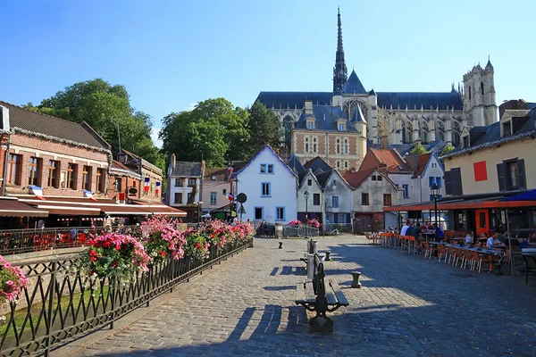Vue a&eacute;rienne ou paysage urbain-rural d'Amiens montrant le tissu urbain avec routes, b&acirc;timents et infrastructures, int&eacute;gr&eacute; &agrave; des zones agricoles et industrielles environnantes. L'image doit clairement identifier Amiens comme zone d'intervention de l'entreprise de g&eacute;nie civil, sans personnages ni &eacute;l&eacute;ments distrayants, transmettant l'environnement r&eacute;gional professionnel o&ugrave; op&egrave;re Pezzano.