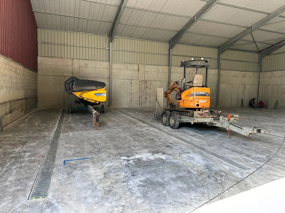 Chantier de construction en extérieur, vue aérienne d'une dalle de fondation en cours de réalisation