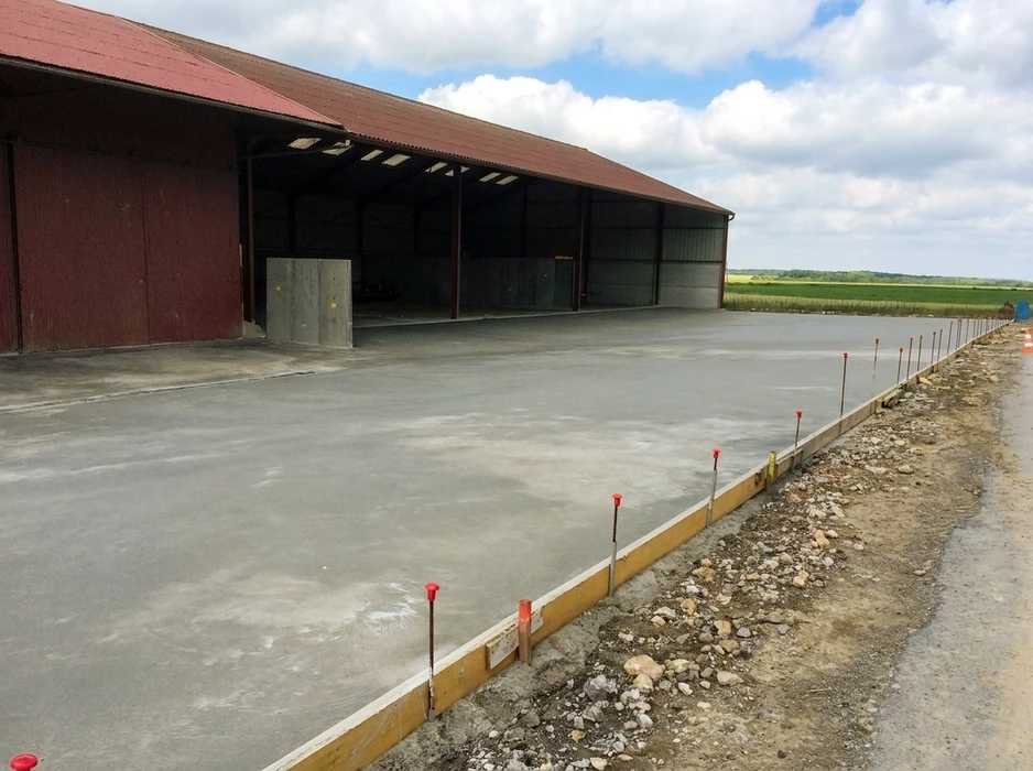 Chantier de construction en extérieur, vue aérienne d'une dalle de fondation en cours de réalisation
